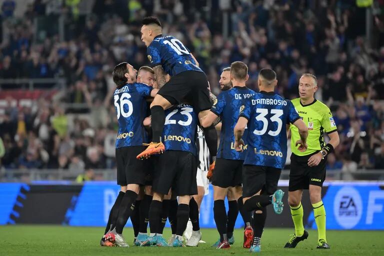 Ladoro Martinez e Joaquin Correa hanno battuto la Juventus di Paolo DiBala ai supplementari per celebrare la vittoria in Coppa Italia con l’Inter.