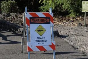 Las autoridades colocaron avisos que alertaban sobre la presencia de tiburones tras el ataque que sufrió el sexagenario
