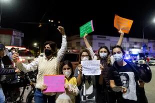 Con carteles y cacerolas: un grupo de mujeres estudiantes de diferentes edades protestaba frente a la Quinta de Olivos. Foto: TOMAS CUESTA - LA NACION