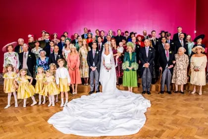 El posado familiar oficial tras la boda de la princesa María Laura. Su hermana, la princesa Leticia María está en la segunda línea, a la izquierda de la novia. En el extremo izquierdo de la imagen, detrás de los pajes, asoman el rey Felipe y la reina Matilde.
