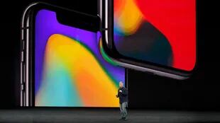 El iPhone X usa una pantalla que casi no tiene marcos laterales; desaparece el botón de inicio