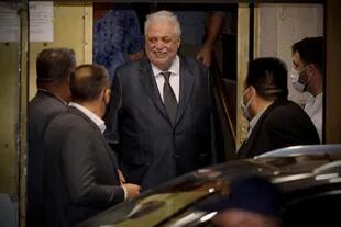 Ginés González García, sonriente al salir del ministerio después de haber renunciado 