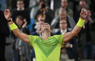 Rafa Nadal festejando su triunfo frente a Novak Djokovic por los cuartos de final del Roland Garros 2022