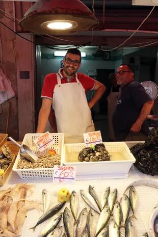 Vendedor de pescado en el puerto de Ortigia, Siracusa.