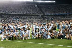 Los futbolistas campeones del mundo y sus familias en el campo de juego, celebrando el título