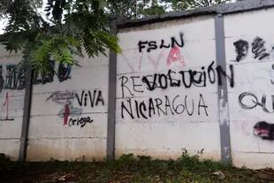Lucha de graffitis en Managua: una pared con un mensaje que alguna vez decía  "Resiste Nicaragua" fue pintada con otro mensaje que ahora dice "Viva la revolución" 