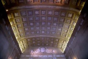 El cielorraso en bóveda de la entrada principal tiene exquisitos detalles en bajorrelieve