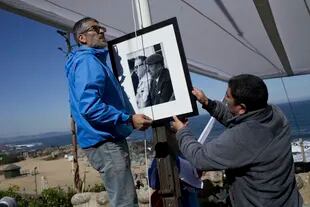 Un retrato de Neruda con el expresidente Allende fue colocado en la tumba del escritor, después de que lo enterraran nuevamente en Isla Negra, en abril de 2016