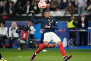 Kylian Mbappé, de la selección de Francia, tira a gol en un partido de la Liga de Naciones ante Austria, el jueves 22 de septiembre de 2022, en París (AP Foto/Christophe Ena)