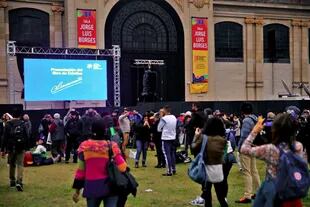 Los seguidores de Cristina Kirchner esperan su presentación en la Feria del Libro