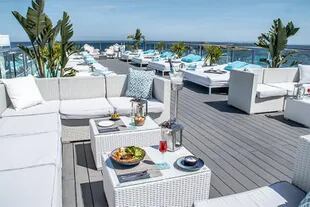 El MIM Ibiza ofrece gastronomía internacional en una terraza con vista al Mediterráneo