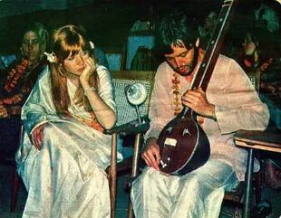 Paul y Linda McCartney en la India