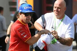 Fernando Alonso firma autógrafos en la calle de boxes del circuito de Montmeló; el asturiano escuchará propuestas de otros equipos, mientras negocia un nuevo contrato con Alpine