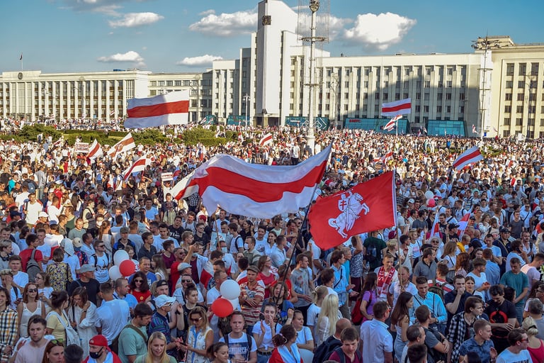 Partidarios de la oposición de Bielorrusia asisten al mitin en el centro de Minsk el 16 de agosto de 2020