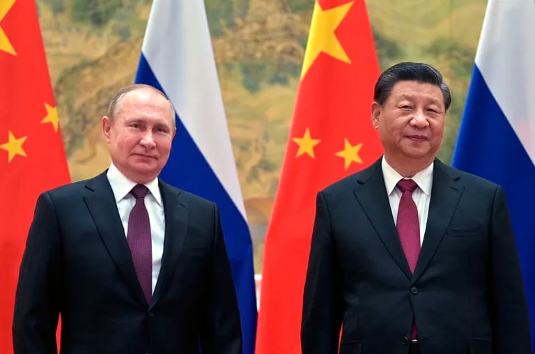 El presidente de China, Xi Jinping (derecha), y el de Rusia, Vladimir Putin, posan para una fotografía antes de una reunión en Pekín, China, el 4 de febrero de 2022. (Alexei Druzhinin, Sputnik, Kremlin Pool Foto vía AP)