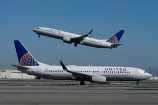 ARCHIVO- La foto de archivo del 15 de octubre de 2020 muestra a un avión de United Airlines que despega sobre otro avión en el Aeropuerto Internacional de San Francisco.