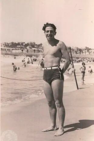 Ángel Labruna en la playa, disfrutando de unas vacaciones