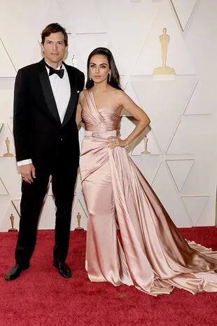 Kutcher y Kunis en la alfombra roja de los premios Oscar, en 2022
