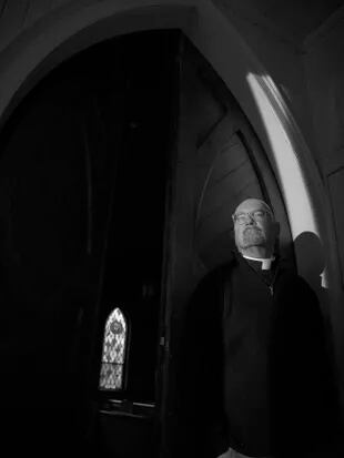 El reverendo Charles McCarron en la iglesia Saint Mary's, en Shelter Island; fue él quien encontró a Paul Wancura maniatado. (Rick Wenner/The New York Times)