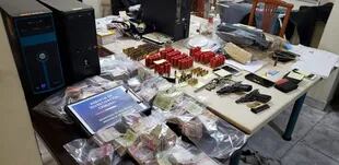 En el allanamiento a la casa de la hermana de Esteban Alvarado se encontraron municiones, armas y dinero