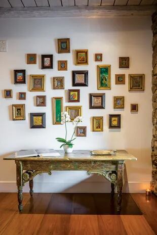 En el hall de entrada, varias obras de pequeño formato de la serie “Osario” de Alfredo Prior dan la bienvenida.