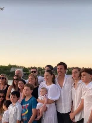 Familia ensamblada y feliz en el bautismo