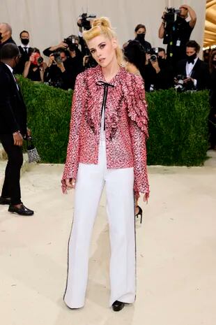 Con flequillo enrollado y chaqueta con volados sobre pantalones de esmoquin de Chanel, Kristen Stewart destacó con un modelo de inspiración rockabilly