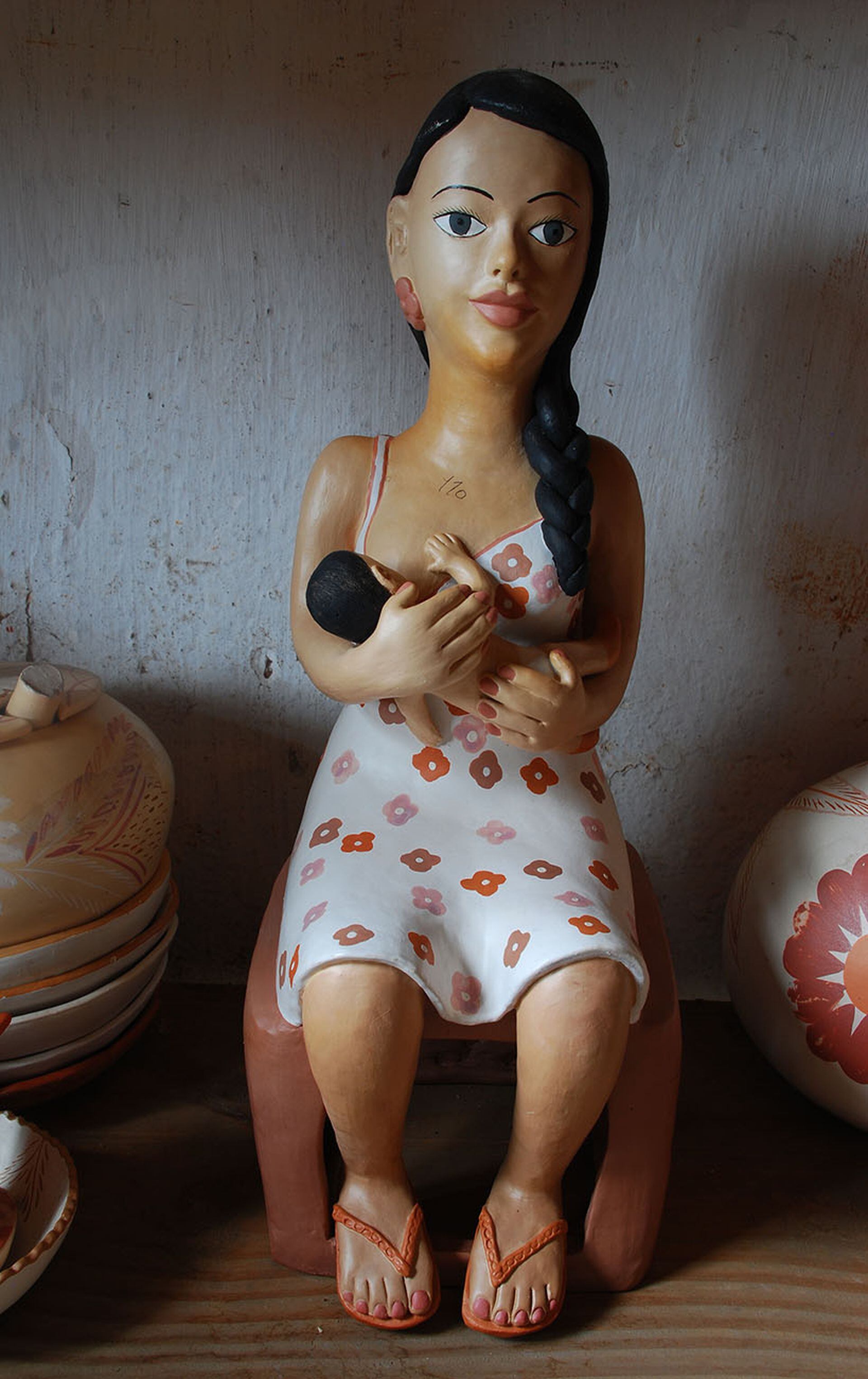 Las figuras de cerámica representan, por lo general, a mujeres, aunque también hay enseres, flores y casitas.