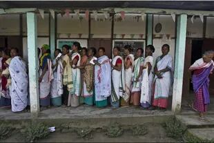 Un grupo de mujeres emiten su voto en una casilla electoral durante la primera fase de las elecciones generales en Majuli, en el estado de Assam, en la India oriental