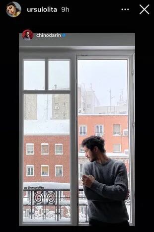 Chino Darín contempla la nieve desde una ventana en una imagen compartida por su novia, la actriz española Úrsula Corberó