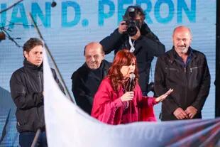 ARCHIVO.- Cristina Kirchner en una acto en Ensenada junto al intendente Mario Secco 