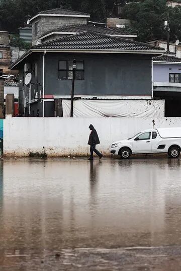 Un hombre camina por un zona céntrica afectada por las inundaciones