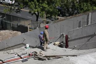 Escaleras de acceso peatonal, parte de la nueva estructura en el Paseo Gigena, frente al hipódromo de Palermo, donde habrá locales gastronómicos y oficinas 