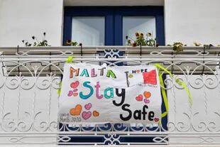 Un cartel en un balcón en La Valeta, Malta, en estos meses de pandemia