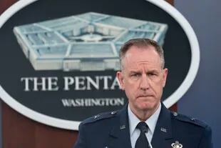 El portavoz del Pentágono, el brigadier general de la Fuerza Aérea Patrick Ryder, hace una pausa durante una rueda de prensa en el Pentágono, el martes 29 de noviembre de 2022, en Washington, D.C. (AP Foto /Alex Brandon)
