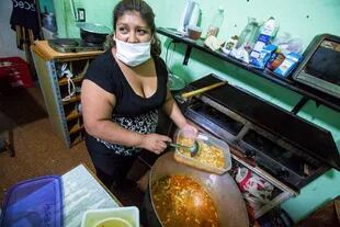 En su kiosco ubicado en La Boca, Susana Vilte cocina a diario para más de 100 personas