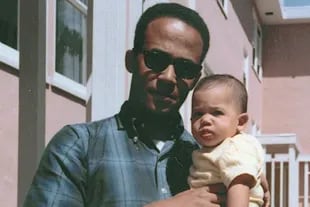 Su padre, Donald Harris, cuan Kamala era bebé