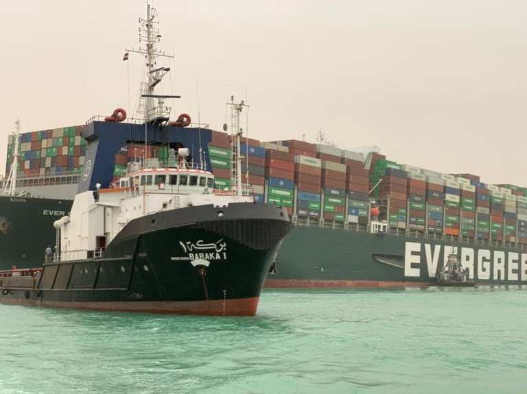 El "Ever Given", un navo de ms de 219.000 toneladas que se diriga a Rotterdam (Holanda) procedente de Asia, qued atravesado impidiendo el trfico cuando acababa de atravesar la entrada sur del Canal de Suez