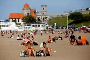 Debido a las temperaturas se dio un día de playa en Mar del Plata