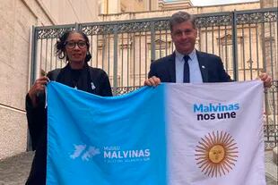 La embajadora argentina en el Vaticano, María Fernanda Silva, y Edgardo Esteban, director del Museo Malvinas