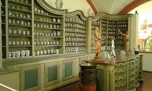 El Museo de la Farmacia registra los avances y los descubrimientos de la una colección que incluye instrumentos, recipientes, dibujos y muestras de farmacología y que se ven expuestos en plantas y semillas.
