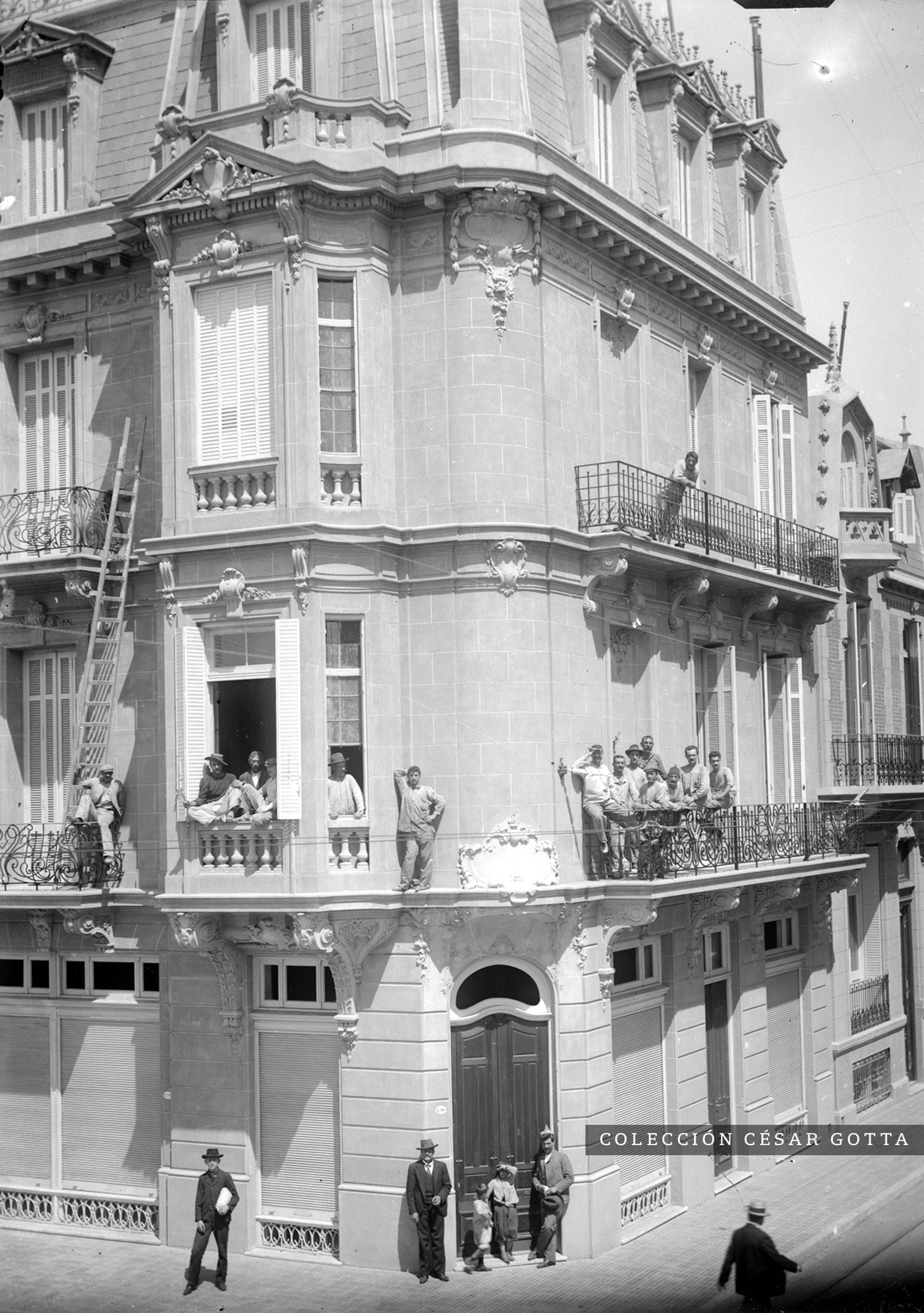 Obreros en el edificio de Paraguay 1200, esquina Libertad, obra del Arq. Schindler. Demolido.