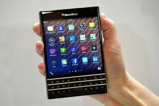 Un BlackBerry Passport; la pantalla es de 4,5 pulgadas (táctil) y suma un teclado con funciones especiales