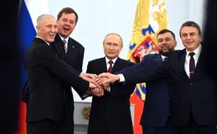 El momento en que Vladimir Putin festejaba con los "jefes de Estado" nombrados por el Kremlin en los territorios ucranianos anexados a Rusia