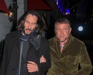 Guy Ritchie y Keanu Reeves fueron vistos saliendo del club privado Oswalds en Londres, el pasado lunes por la noche. Se oyó a la pareja hablar de una nueva película juntos. Incluso, cuando Guy se despidió, dijo que pronto iban a seguir con las conversaciones