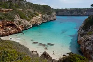 La isla mediterránea que aman los argentinos por sus playas salvajes y vida nocturna