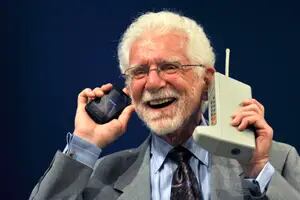 Martin Cooper. “Hola, Joel, te estoy llamando desde un teléfono celular, uno real, un celular portátil”