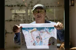 Gabriel Buono con una imagen clásica de su amigo, Diego Maradona, en la gloria.