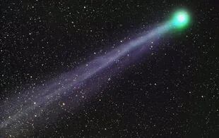 A simple vista, los cometas se ven como una luz de tonalidad blanca, debido a los gases que rodean el núcleo