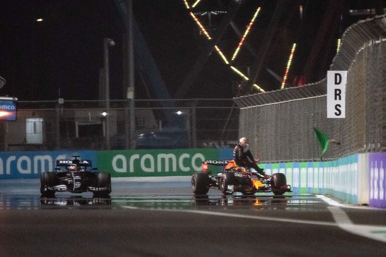 Max Verstappen, decepcionado, se baja de su auto tras pegarle a una pared en la clasificación; cada detalle cuenta en un final apretado y el neerlandés siente cada vez más la presión de Lewis Hamilton